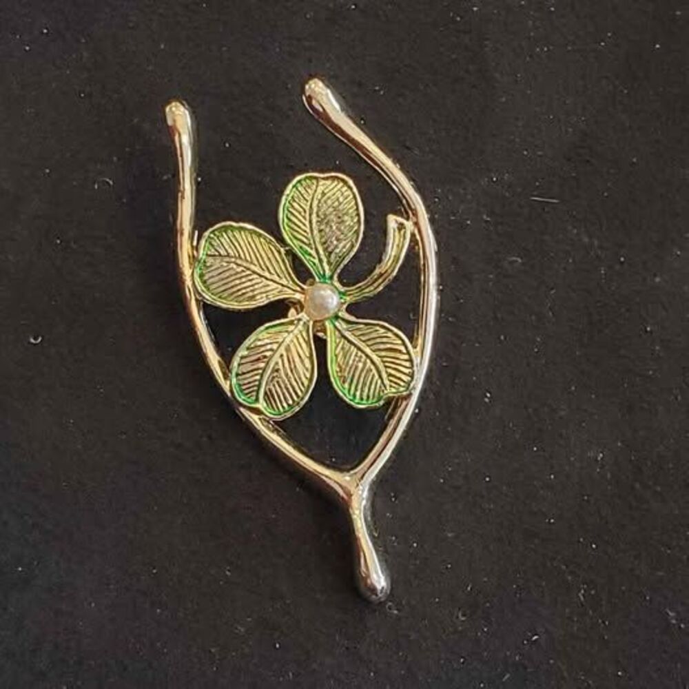 Garry's Vintage Wishbone with Clover Brooch
